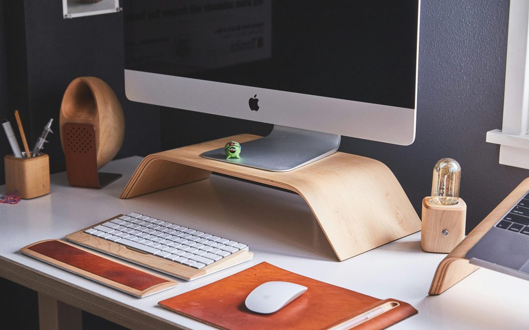 Jak efektivně pracovat na home office v tiny house? Praktické tipy na uspořádání pracovního prostoru v malém domě